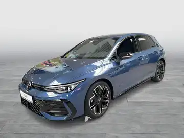 Seitenansicht eines blauen VW Golf, kein Händlerlogo sichtbar. Das Bild enthält markante Texteinblendungen.