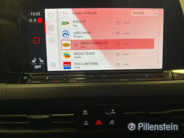Innenaufnahme des Fahrzeugs VW Golf GTI mit schwarzem Interieur und Display des Infotainment-Systems.