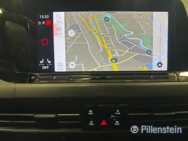 Innenaufnahme des Fahrzeugs zeigt das Navigationssystem mit einer Karte und einigen Bedienelementen, interner Bereich ist schwarz.