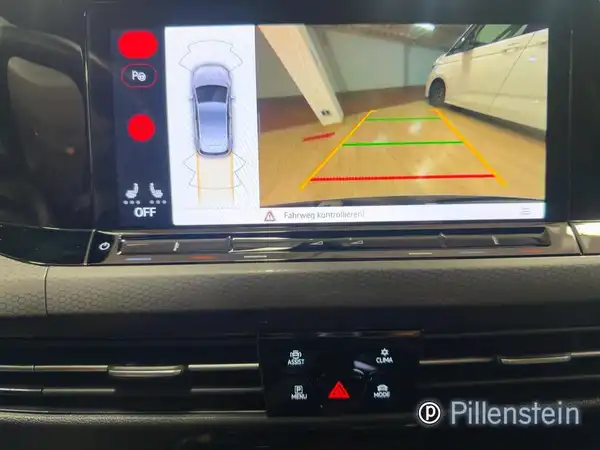 Innenaufnahme des Fahrzeugs, zeigt das Navigations- und Rückfahrkamera-Display, Farbinterieur ist schwarz, Händelerlogo ist sichtbar.