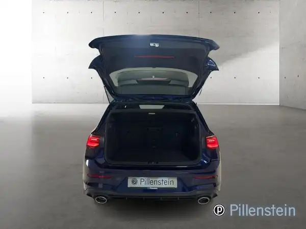 Das Bild zeigt den Kofferraum eines blauen VW Golf GTI von hinten. Das Fahrzeug ist geöffnet und es sind keine zusätzlichen Texteinblendungen sichtbar.