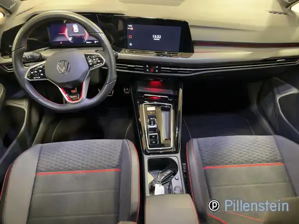 Innenaufnahme eines VW GOLF GTI mit schwarzem Interieur und roten Akzenten, Händlerden Logo sichtbar.