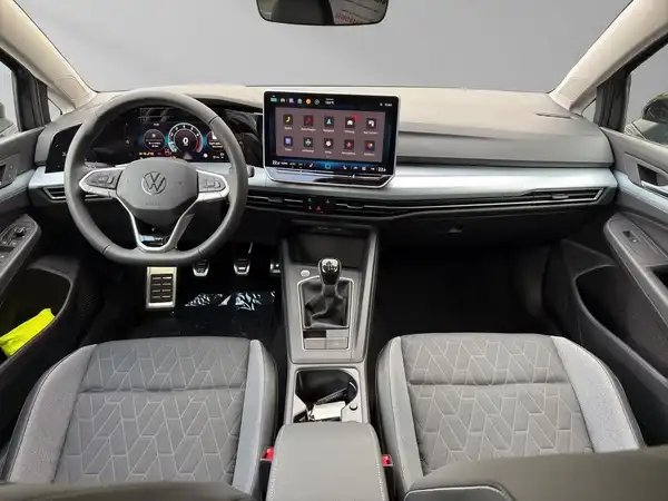 Innenaufnahme des VW Golf mit grauem Interieur.