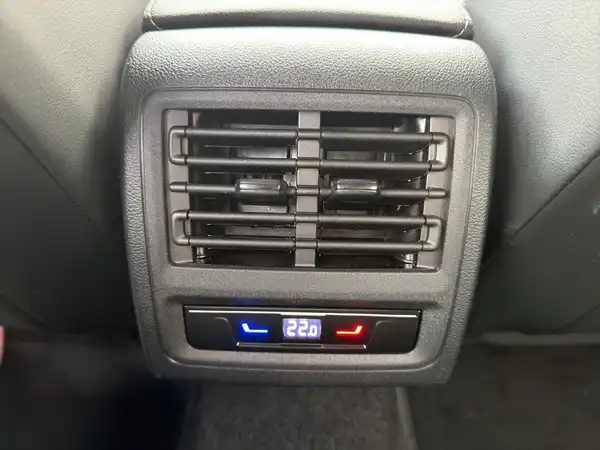 Innenaufnahme des Fahrzeugs, zeigt die Klimaanlage und das Belüftungssystem.