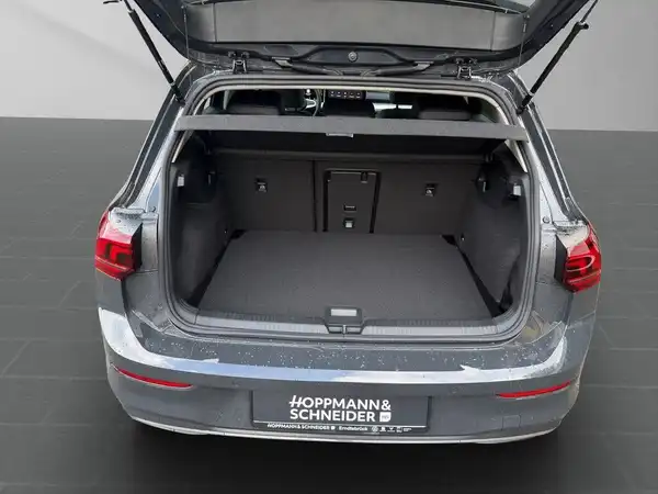 Das Bild zeigt den Kofferraum eines grauen VW Golf. Es handelt sich um eine Rückansicht des Fahrzeugs. Das Händlerlogo "HOPPMANN & SCHNEIDER" ist eingeblendet.