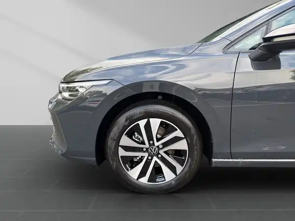 Das Bild zeigt einen VW Golf von der Seite in grauer Farbe.
