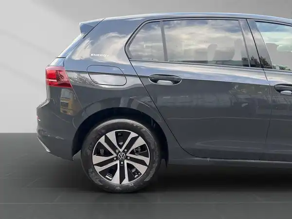 Das Bild zeigt einen VW Golf von der Seite in grauer Farbe.