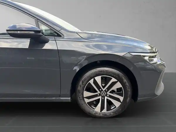 Seitliche Aufnahme eines grauen VW Golf.