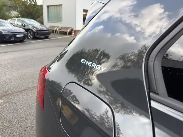 Das Bild zeigt die Seite eines VW Golf in schwarzer Farbe, mit einer deutlich sichtbaren Texteinblendung "ENERGY".