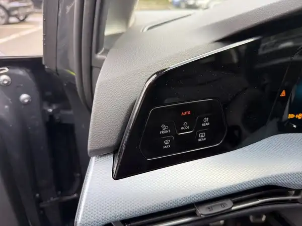 Innenaufnahme des VW Golf mit schwarzem und grauem Interieur, zeigt Steuerungselemente.