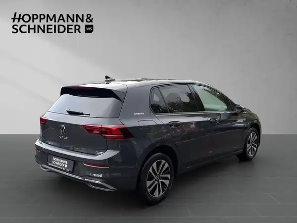 Das Bild zeigt einen grau lackierten VW Golf aus der Rückenansicht. Im oberen Bereich ist das Händlerlogo von HOPPMANN & SCHNEIDER zu sehen.