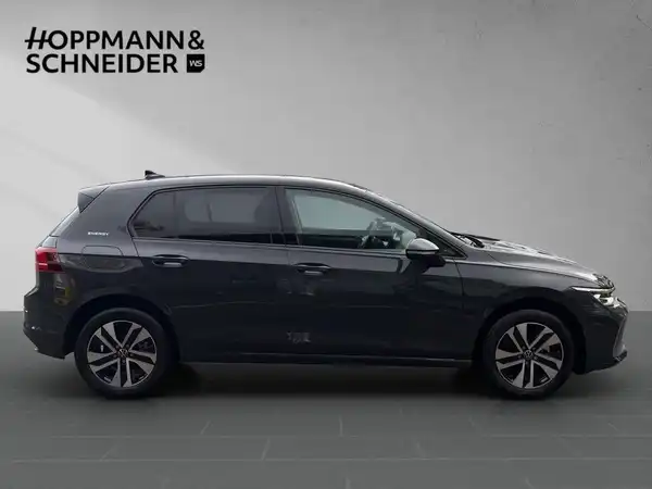 Das Bild zeigt einen schwarzen VW GOLF aus seitlicher Perspektive, mit Händlerinformationen im oberen Bereich.
