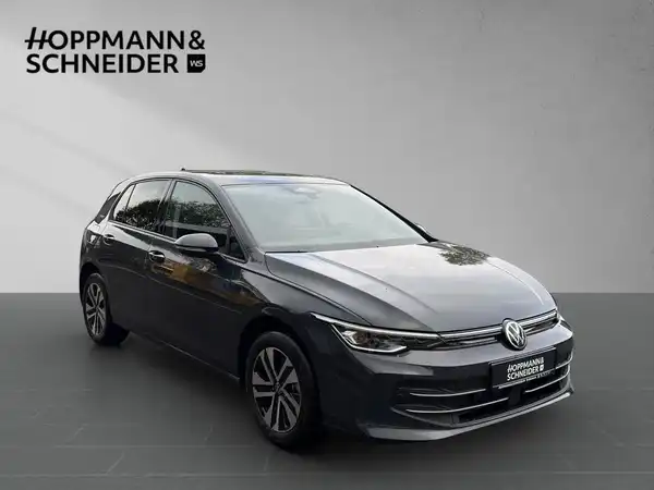 Das Bild zeigt einen Volkswagen Golf in schwarzer Farbe von der Seite. Oben links ist das Händlerlogo "HOPPMANN & SCHNEIDER" eingeblendet.