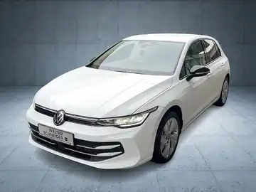 Das Bild zeigt einen weißen VW Golf aus der Frontalansicht. Oben links befindet sich eine markante Texteinblendung mit "Sofort verfügbar". Das Händlerlogo von Walter Schneider ist ebenfalls unten integriert.