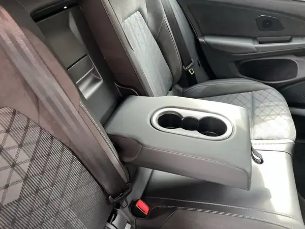 Das Bild zeigt den Innenraum eines VW GOLF VARIANT, speziell die Rücksitzbank mit einem Armlehnen-Staufach in der Mitte.