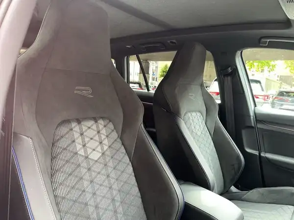 Innenaufnahme des Volkswagen Golf Variant mit sportlichen Sitzen in schwarz und grauen Akzenten.