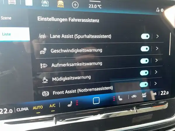 Das Bild zeigt das digitale Cockpit eines VW Golf Variant, in dem die Einstellungen für verschiedene Fahrerassistenzsysteme angezeigt werden.