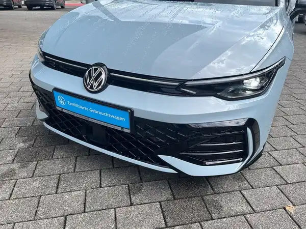 Das Bild zeigt einen grauen Volkswagen Golf Variant aus der Frontalansicht. Auf dem Bild ist ein Händlerlogo sowie zusätzliche Texteinblendungen zu sehen.