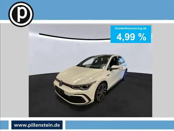 Das Bild zeigt einen weißen VW Golf GTI von der Seite. Es enthält eine Anzeige für Sonderfinanzierung mit Angaben zur Rate von 4,99 % sowie das Händlerlogo.