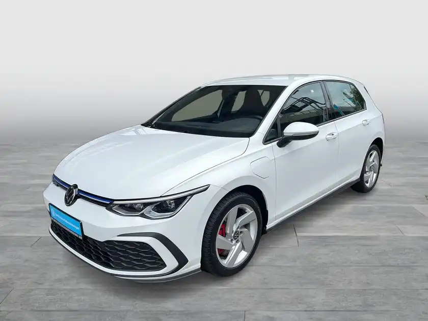 Das Bild zeigt einen weißen VW Golf GTI, aufgenommen von der Seite.