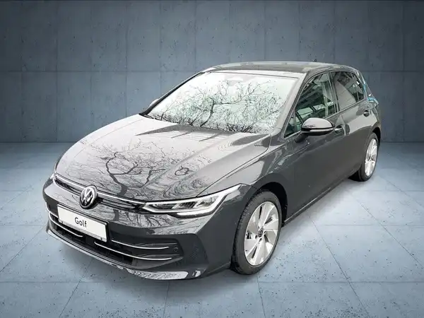 Das Bild zeigt einen grauen Volkswagen Golf aus der Frontalansicht. Im Hintergrund ist eine graue Wand zu sehen. Es gibt Texteinblendungen mit der Aufschrift 'Sofort verfügbar' und das Händlerlogo von Walter Schneider.