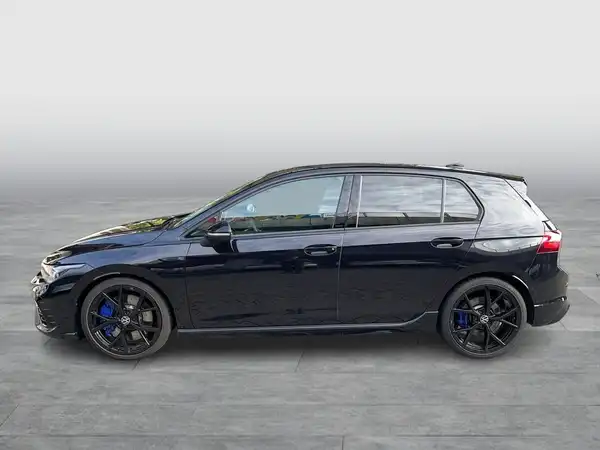 Das Bild zeigt einen schwarzen VW Golf, aufgenommen von der Seite.