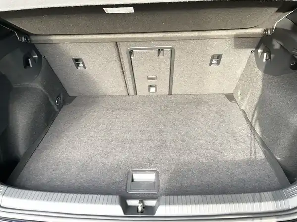 Das Bild zeigt den Kofferraum eines VW Golf. Der Innenraum ist grau und sieht ordentlich aus.