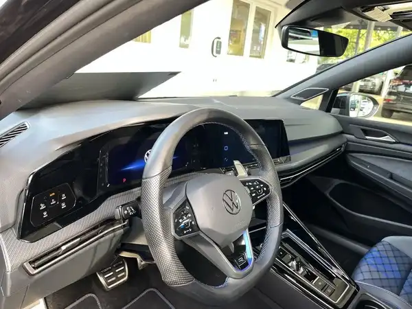 Eine Innenaufnahme des Fahrzeugs, das Interieur ist schwarz.