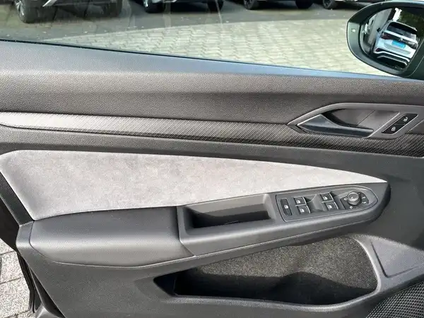 Das Bild zeigt die Innenseite einer Fahrzeugtür, wobei die Innenfarbe schwarz ist.