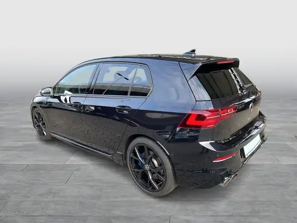 Das Bild zeigt einen VW Golf in schwarzer Farbe, aufgenommen von hinten.
