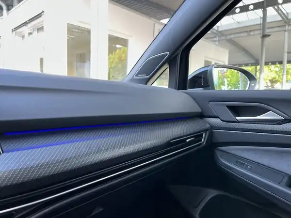 Das Bild zeigt das Innere eines Fahrzeugs, speziell das Armaturenbrett. Die Innenfarbe ist schwarz.