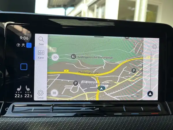 Das Bild zeigt den Innenraum des Fahrzeugs, ein Navigationsgerät mit einer Karte an einem Display.