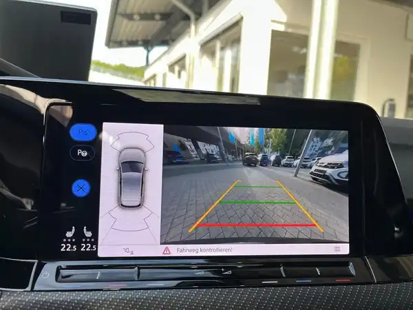 Das Bild zeigt den Innenraum eines Fahrzeugs, insbesondere das Navigations- und Rückfahrkamera-Display. Der Innenraum ist schwarz.