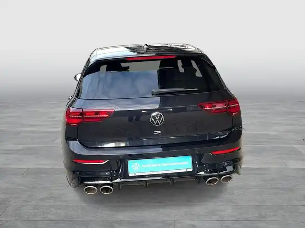 Das Bild zeigt einen VW Golf von hinten in schwarzer Farbe. Es enthält das Händlerlogo und einige markante Texteinblendungen.
