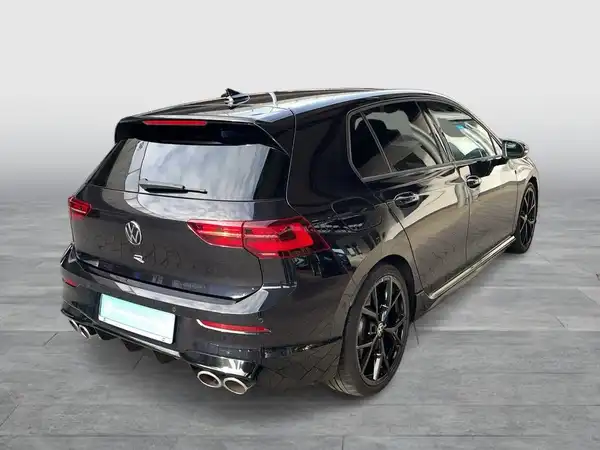 Das Bild zeigt einen Volkswagen Golf von hinten in schwarzer Farbe.