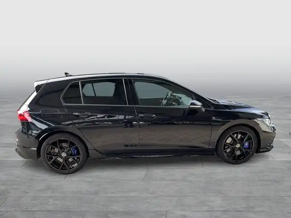Das Bild zeigt ein schwarzes Fahrzeug (VW Golf) von der Seite, ohne händlerlogo und keine markanten Texteinblendungen.