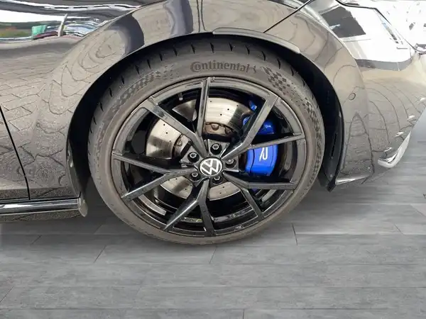 Das Bild zeigt die seitliche Ansicht eines schwarzen VW GOLF, insbesondere das Rad und die Bremse.