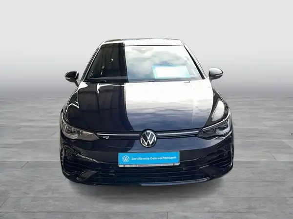 Das Bild zeigt einen schwarzen VW Golf von vorne. Es ist ein Fahrzeugbild, das ein Händlerlogo sowie markante Texteinblendungen enthält.