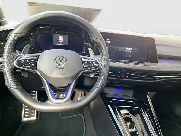 Das Bild zeigt die Innenansicht eines VW Golf mit einem schwarzen Interieur.