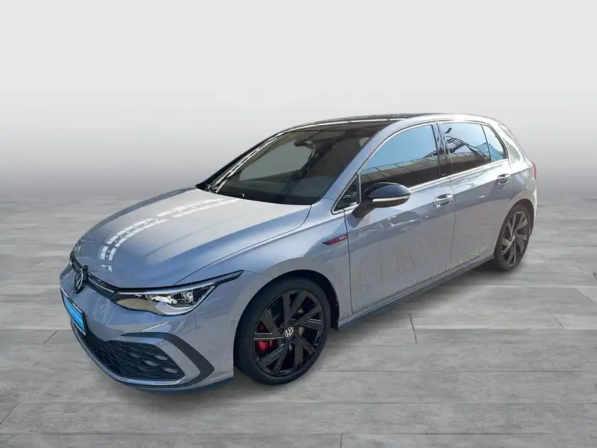 Das Bild zeigt einen silbernen VW Golf GTI von der Seite.
