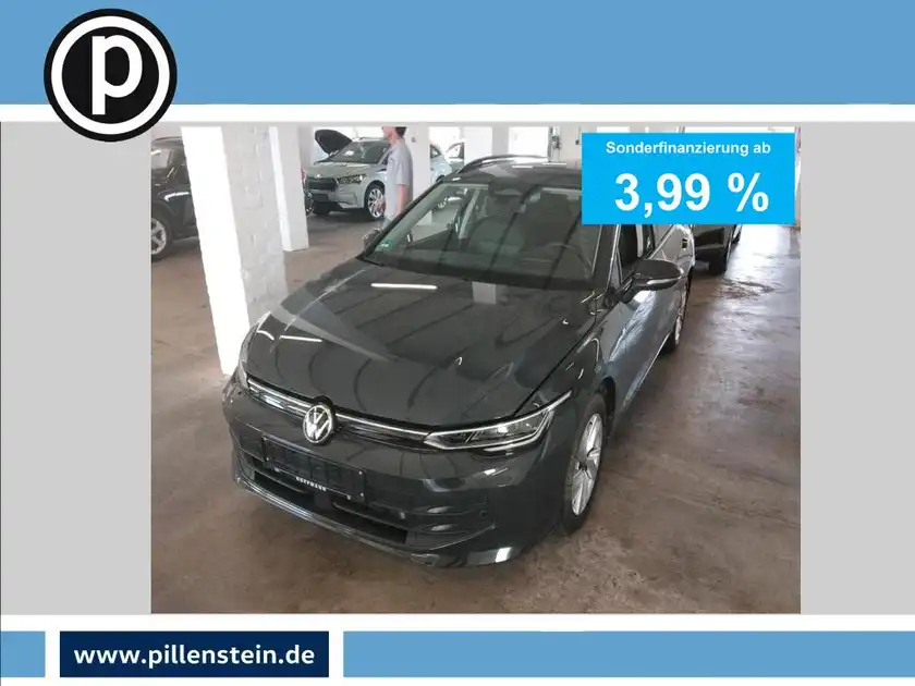 Das Bild zeigt einen schwarzen VW Golf Variant von vorne. Es enthält das Händlerlogo und markante Texteinblendungen zur Finanzierung.