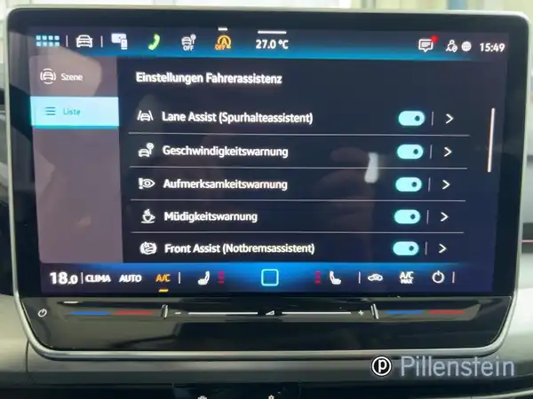 Das Bild zeigt das Innenraumdisplay eines VW Golf Variant, mit verschiedenen Einstellungen für den Fahrassistenten in Schwarz.