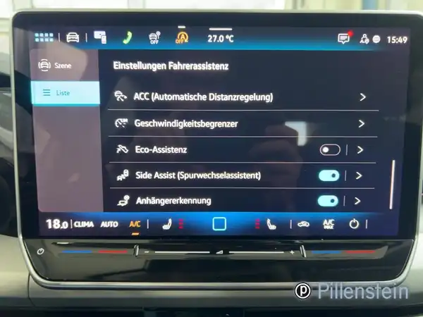 Das Foto zeigt das Infotainment-System eines VW Golf Variant im Innenraum, mit Einstellungen für Fahrerassistenz und einer Temperaturanzeige.