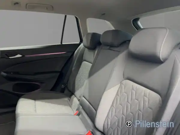 Das Bild zeigt die Rückbank des VW Golf Variant im Innenraum. Die Sitze sind in grauem Stoff mit einem strukturierten Muster.
