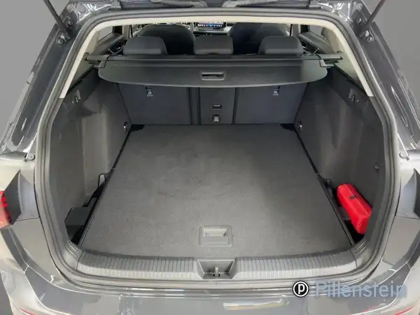 Das Bild zeigt den Kofferraum eines Grau VW Golf Variant, aufgenommen von hinten.
