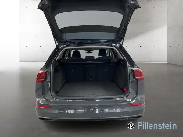 Das Bild zeigt den Kofferraum eines grauen VW Golf Variant von hinten, die Rückklappe ist geöffnet. Es handelt sich um eine Innenaufnahme des Fahrzeugs.