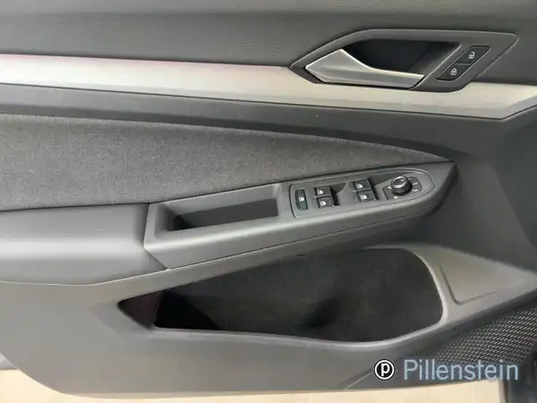 Eine Innenaufnahme der Türverkleidung eines VW GOLF VARIANT in schwarzer Farbe mit Bedienelementen.