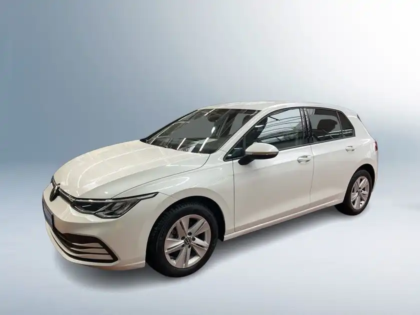 Das Bild zeigt einen weißen VW Golf von der Seite. Es handelt sich um ein Fahrzeugbild.