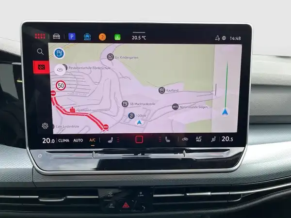 Das Bild zeigt das Navigationsdisplay eines Fahrzeugs, auf dem eine Karte zu sehen ist. Es handelt sich um eine Innenaufnahme.