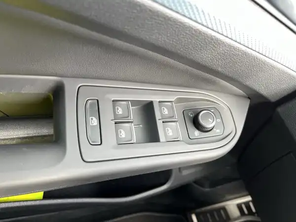 Das Bild zeigt den Innenraum eines VW Golf mit Bedienelementen an der Tür, die in grau gehalten sind.